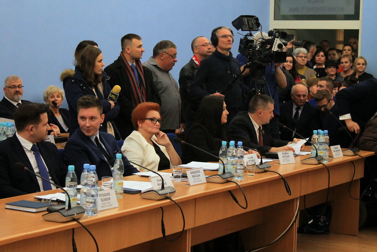  Pierwsza sesja puławskiej rady miasta (zdjęcie 36) - Autor: Radosław Szczęch