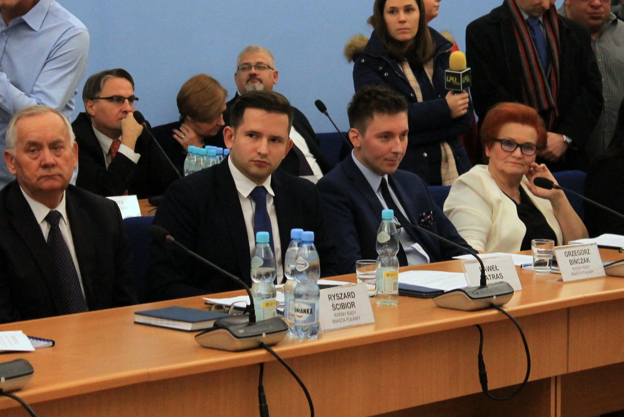  Pierwsza sesja puławskiej rady miasta (zdjęcie 33) - Autor: Radosław Szczęch
