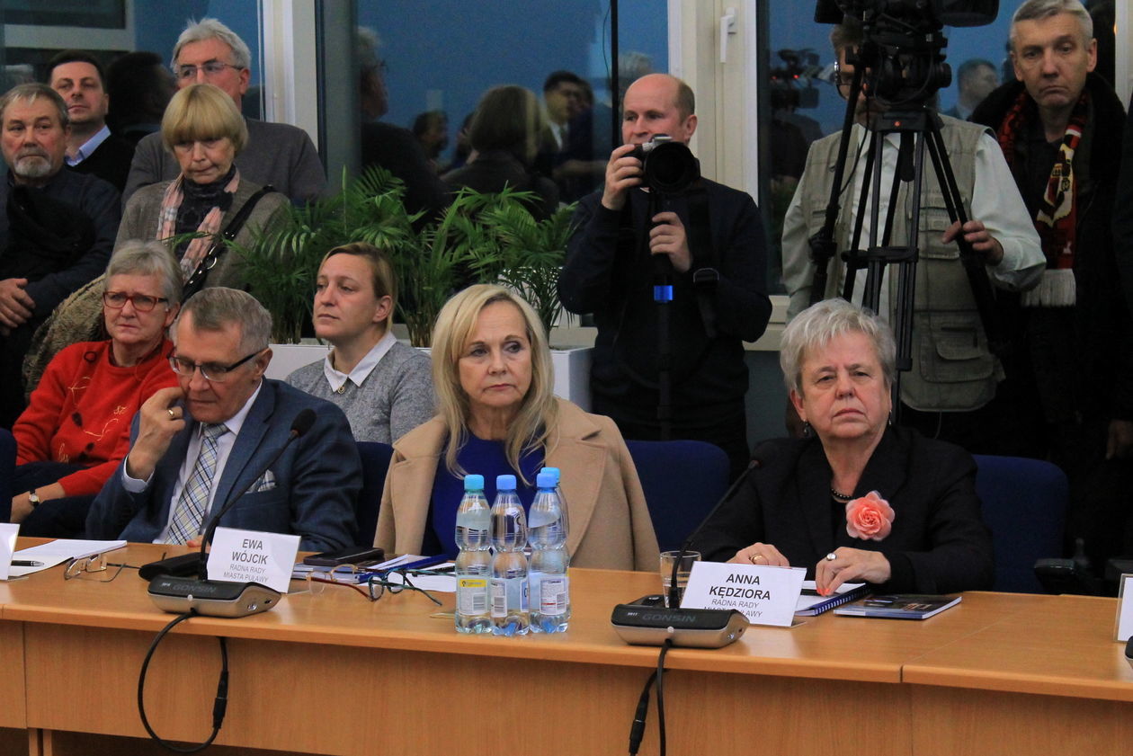  Pierwsza sesja puławskiej rady miasta (zdjęcie 28) - Autor: Radosław Szczęch