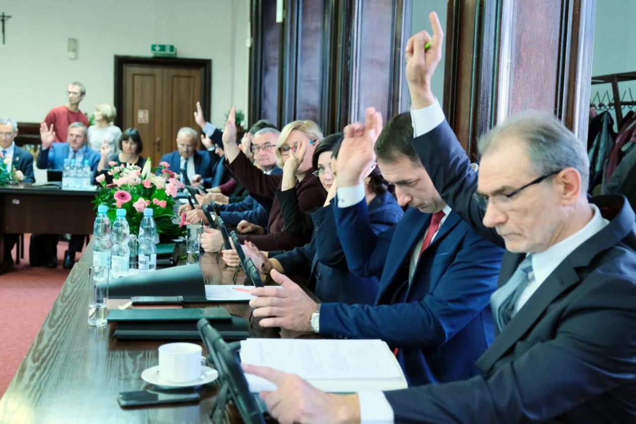  Pierwsza sesja rady powiatu lubelskiego (zdjęcie 20) - Autor: Maciej Kaczanowski
