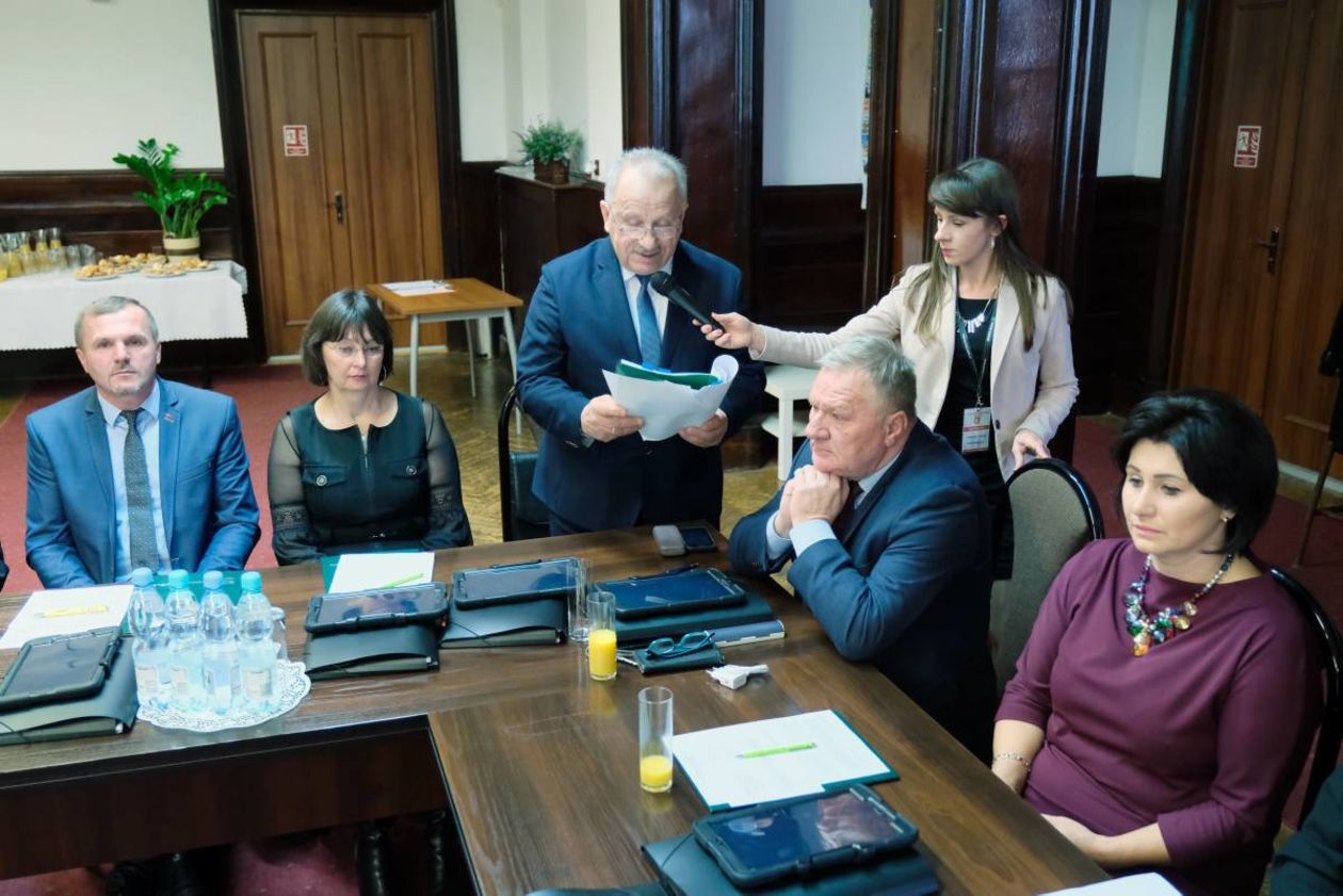  Pierwsza sesja rady powiatu lubelskiego (zdjęcie 48) - Autor: Maciej Kaczanowski