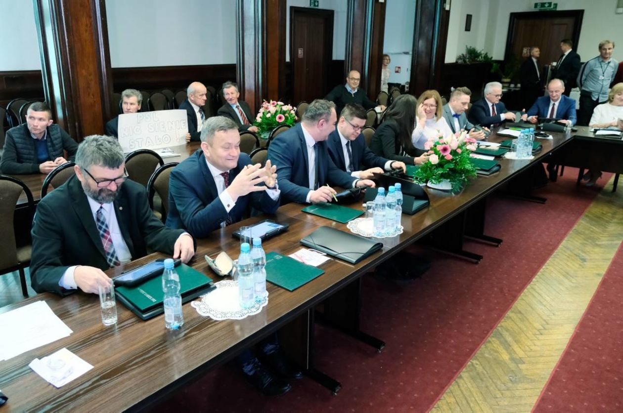  Pierwsza sesja rady powiatu lubelskiego (zdjęcie 18) - Autor: Maciej Kaczanowski