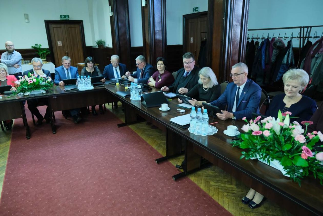  Pierwsza sesja rady powiatu lubelskiego (zdjęcie 19) - Autor: Maciej Kaczanowski