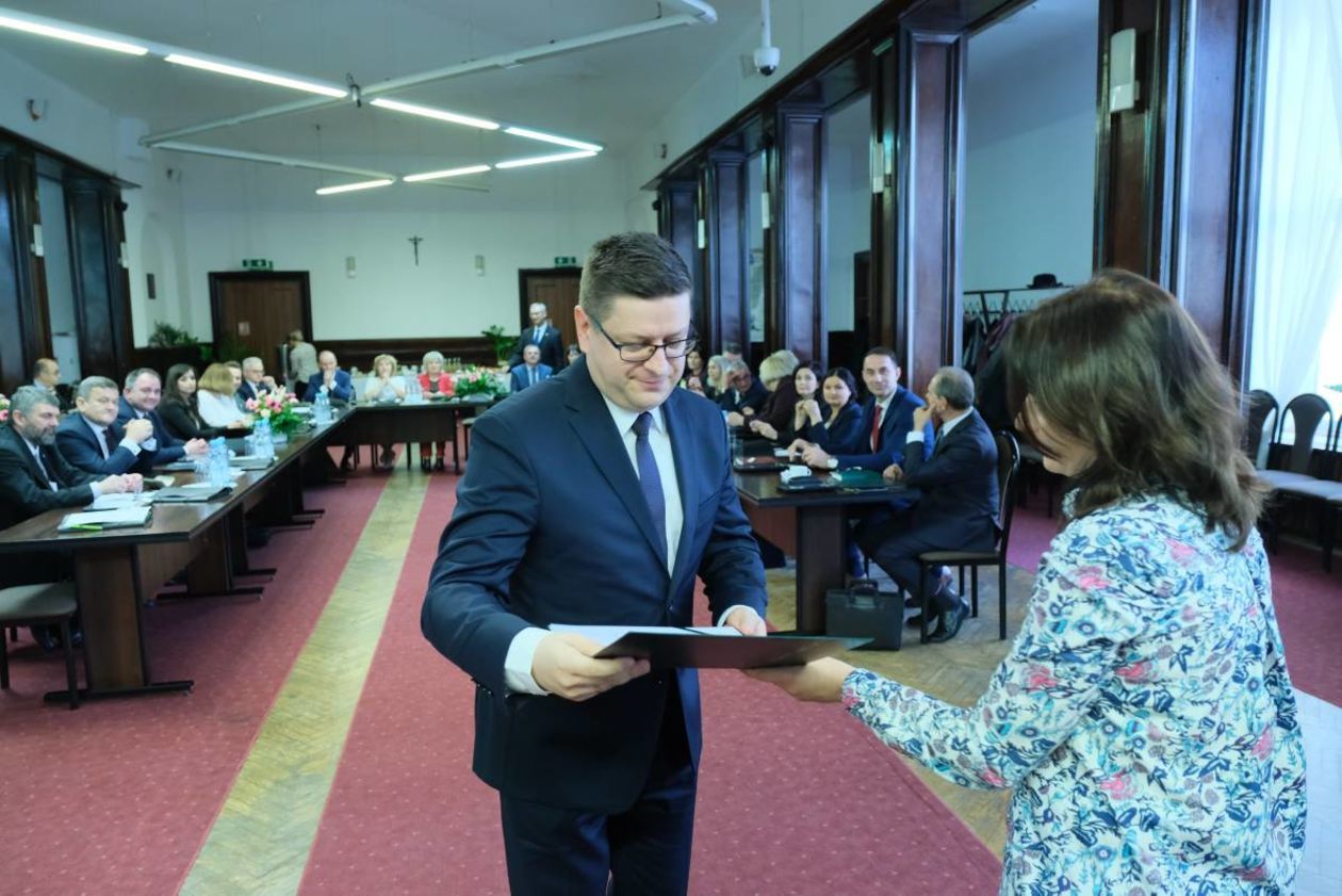  Pierwsza sesja rady powiatu lubelskiego (zdjęcie 60) - Autor: Maciej Kaczanowski