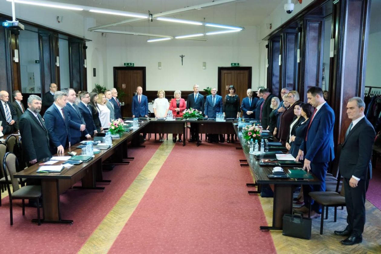  Pierwsza sesja rady powiatu lubelskiego (zdjęcie 50) - Autor: Maciej Kaczanowski