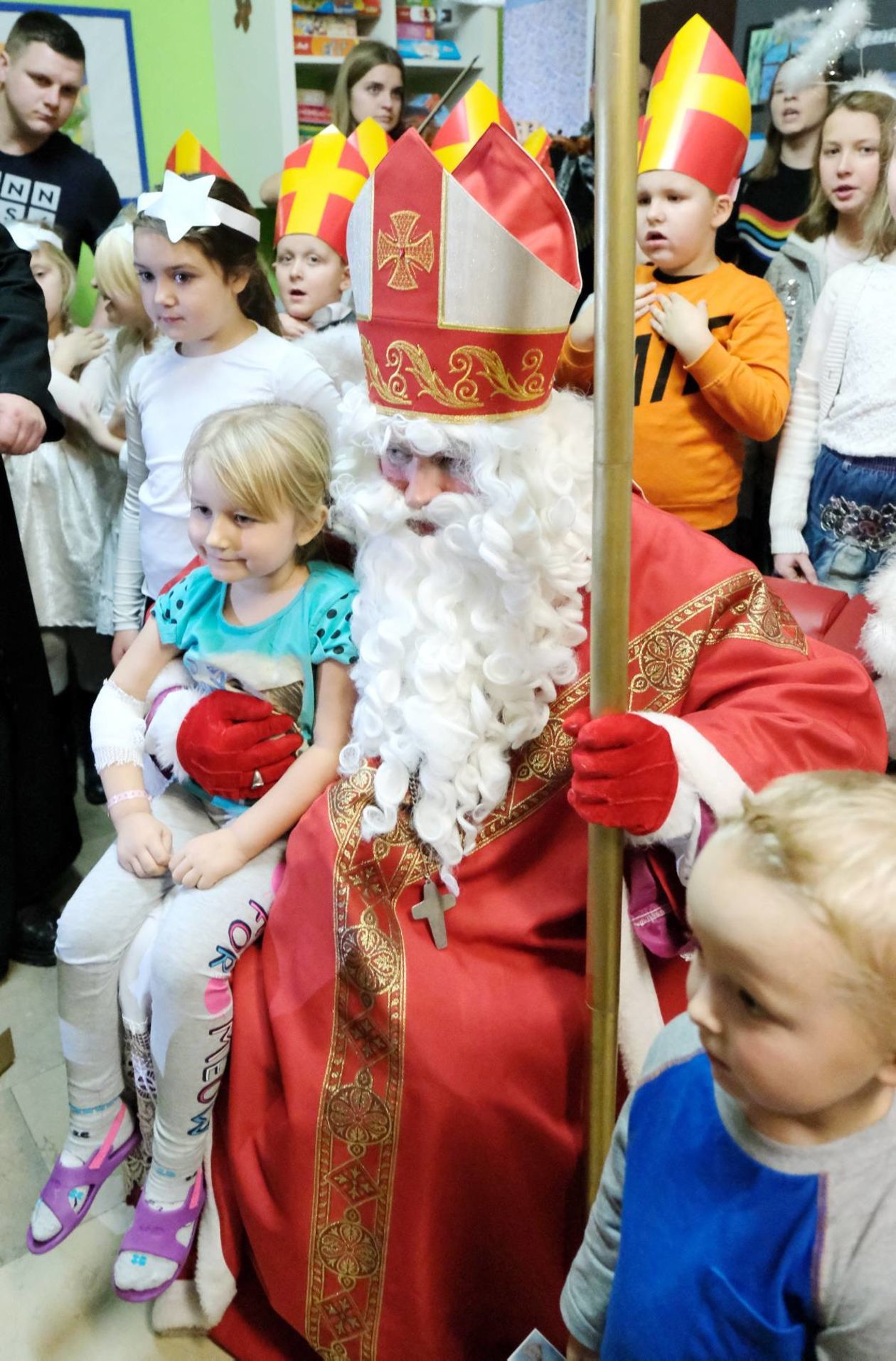  Św. Mikołaj przywiózł prezenty pacjentom Uniwersyteckiego Szpitala Dziecięcego (zdjęcie 2) - Autor: Maciej Kaczanowski