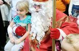 Św. Mikołaj przywiózł prezenty pacjentom Uniwersyteckiego Szpitala Dziecięcego (zdjęcie 2)
