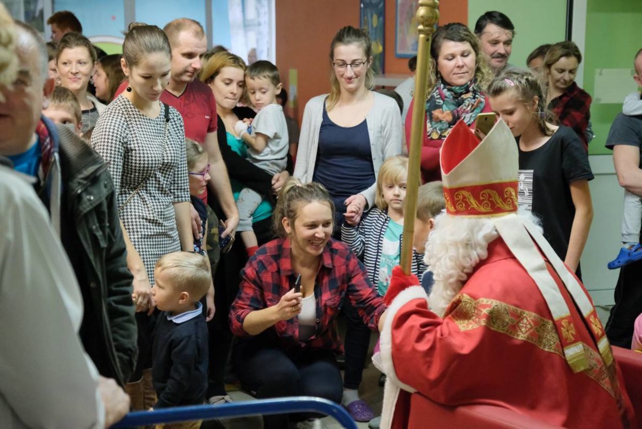  Św. Mikołaj przywiózł prezenty pacjentom Uniwersyteckiego Szpitala Dziecięcego  - Autor: Maciej Kaczanowski