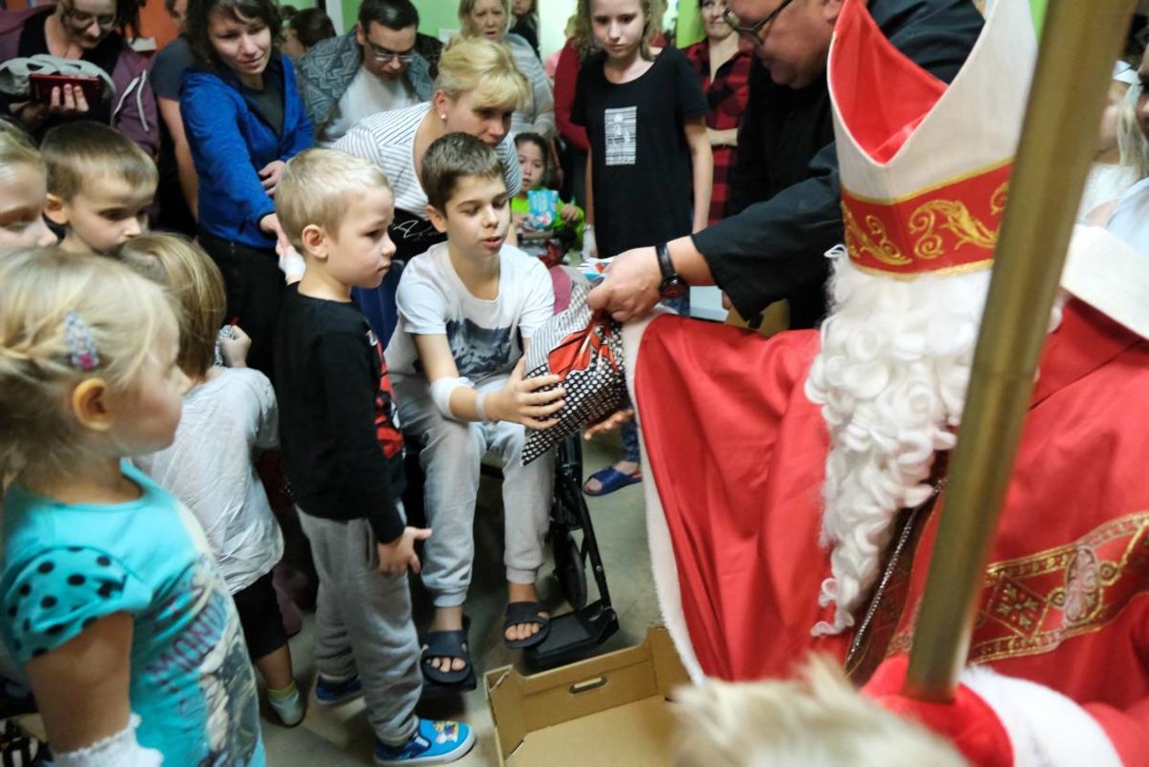  Św. Mikołaj przywiózł prezenty pacjentom Uniwersyteckiego Szpitala Dziecięcego (zdjęcie 8) - Autor: Maciej Kaczanowski