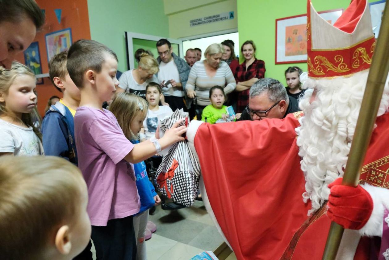  Św. Mikołaj przywiózł prezenty pacjentom Uniwersyteckiego Szpitala Dziecięcego (zdjęcie 10) - Autor: Maciej Kaczanowski