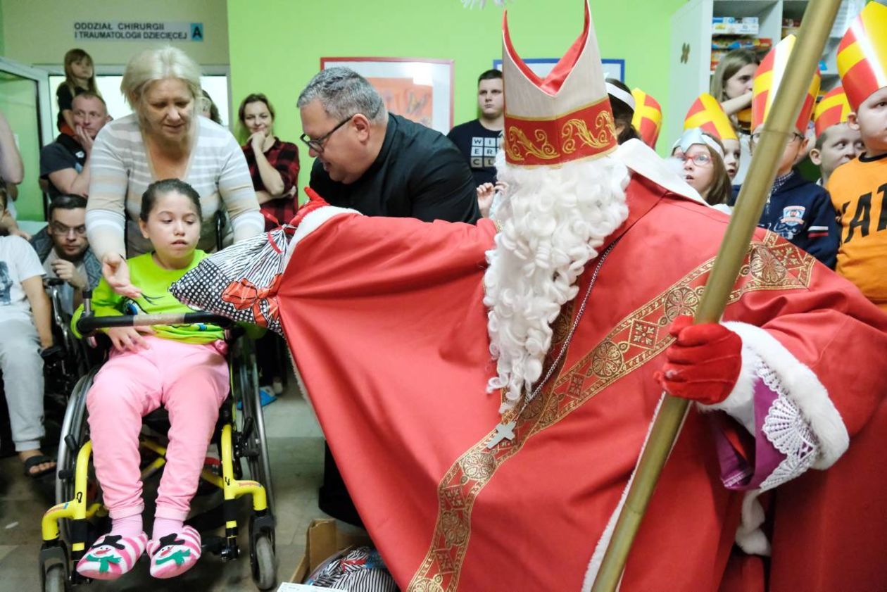  Św. Mikołaj przywiózł prezenty pacjentom Uniwersyteckiego Szpitala Dziecięcego (zdjęcie 1) - Autor: Maciej Kaczanowski