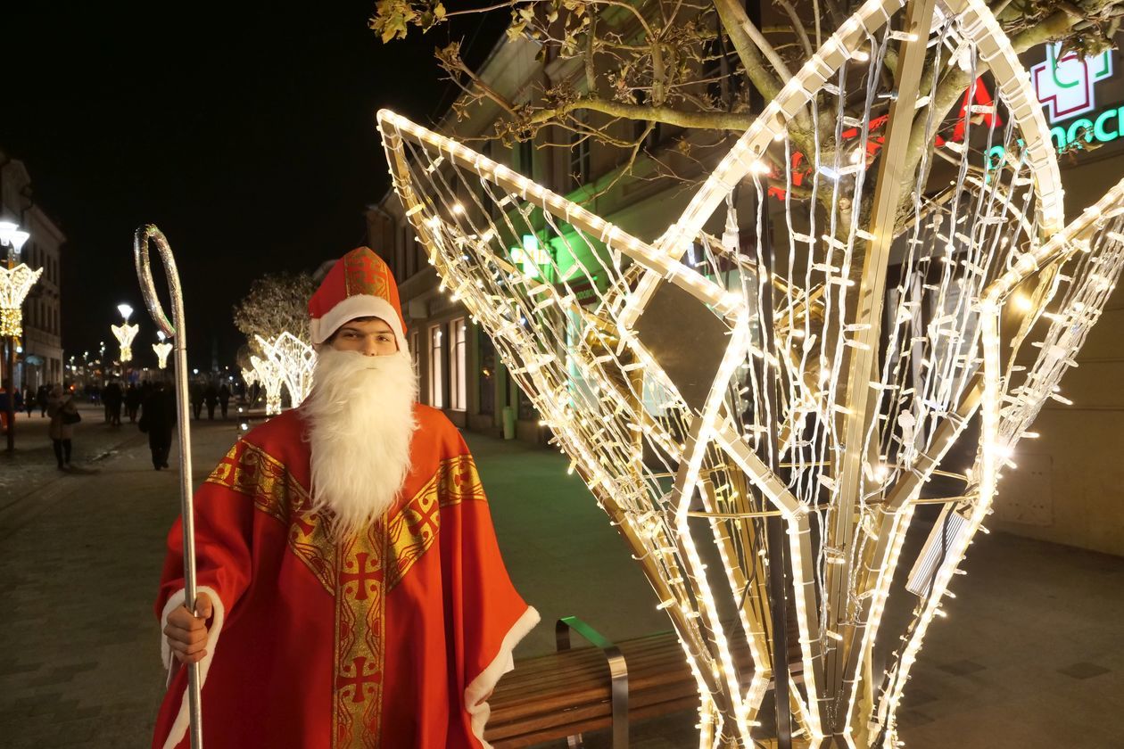 Choinka i iluminacje świąteczne na deptaku w Lublinie