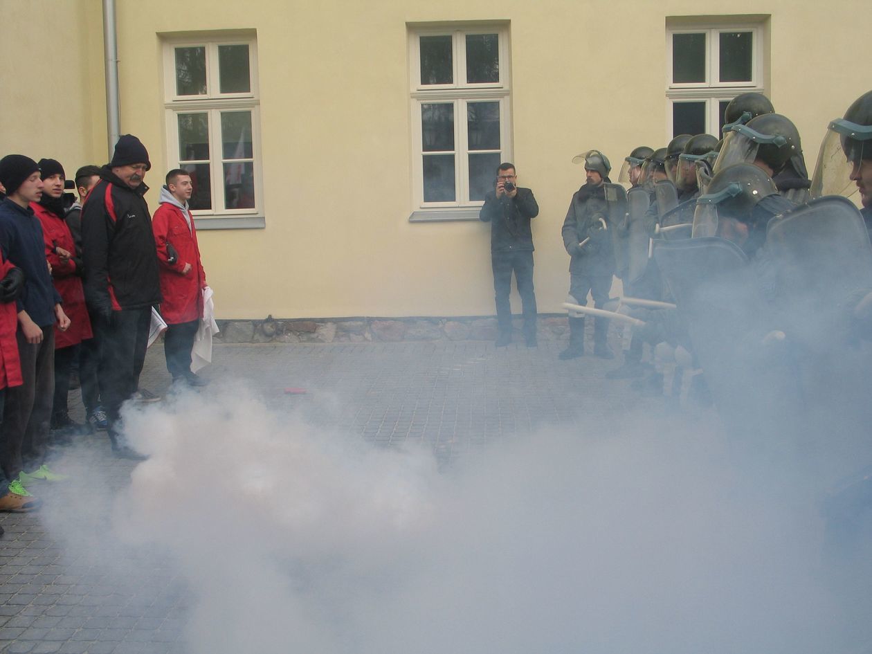  ZOMO rozgoniło demonstrantów (zdjęcie 4) - Autor: Jacek Barczyński