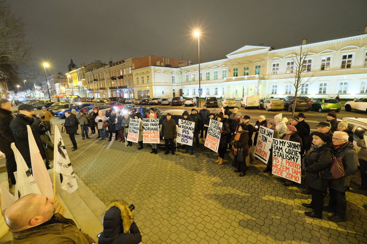  Pikieta w obronie wolnych sądów w Lublinie (zdjęcie 15) - Autor: Maciej Kaczanowski