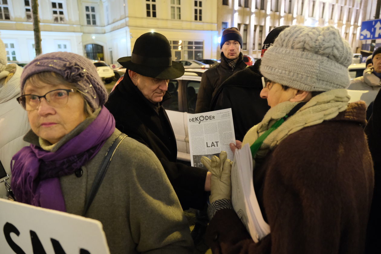  Pikieta w obronie wolnych sądów w Lublinie (zdjęcie 12) - Autor: Maciej Kaczanowski