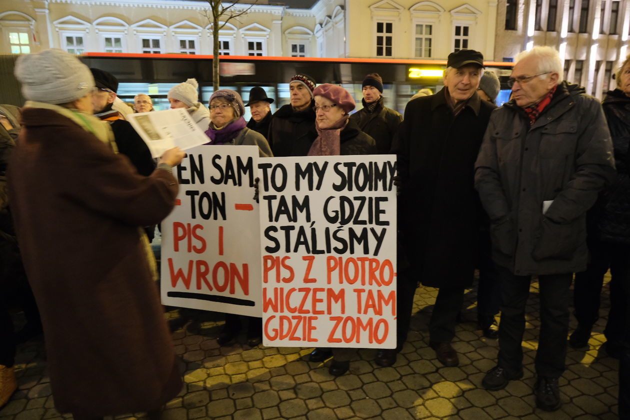  Pikieta w obronie wolnych sądów w Lublinie (zdjęcie 11) - Autor: Maciej Kaczanowski