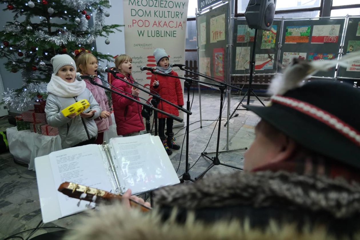  Spotkanie świąteczne na dworcu autobusowym w Lublinie (zdjęcie 5) - Autor: Maciej Kaczanowski