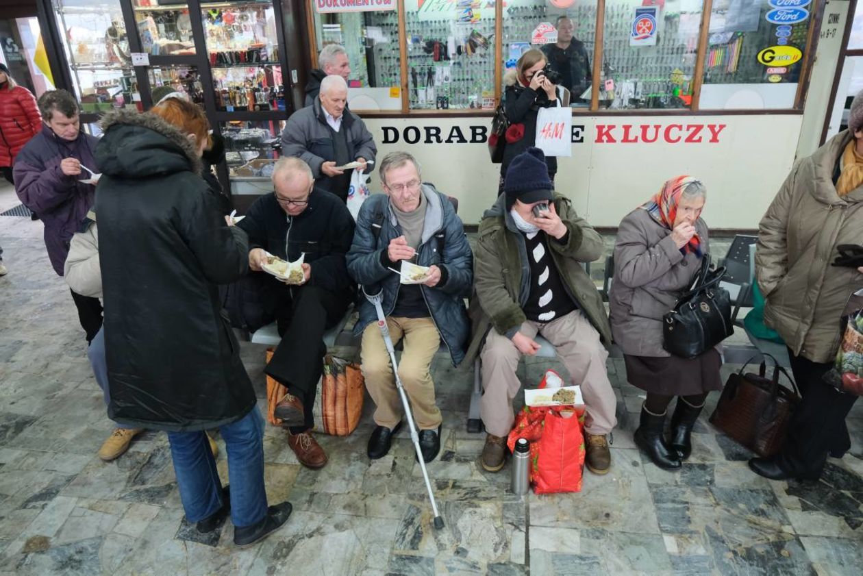  Spotkanie świąteczne na dworcu autobusowym w Lublinie (zdjęcie 10) - Autor: Maciej Kaczanowski