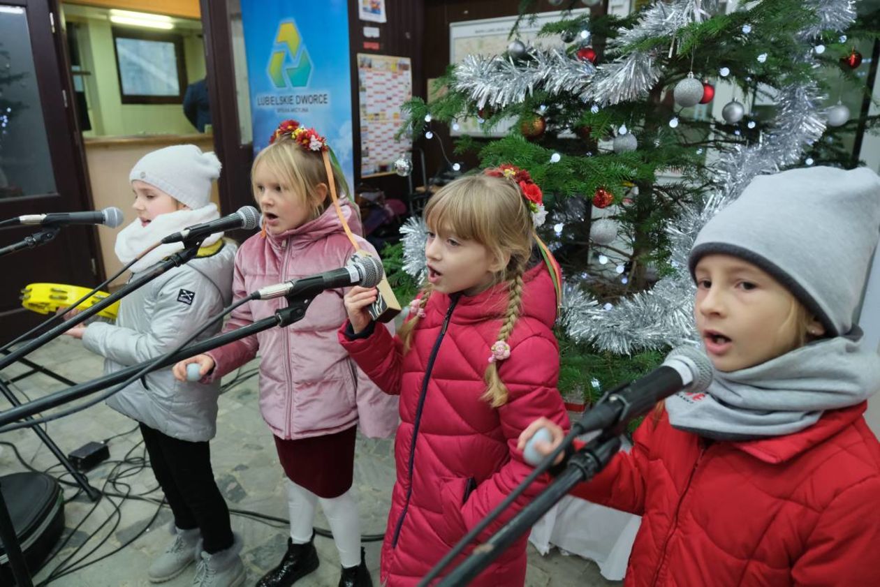  Spotkanie świąteczne na dworcu autobusowym w Lublinie (zdjęcie 7) - Autor: Maciej Kaczanowski