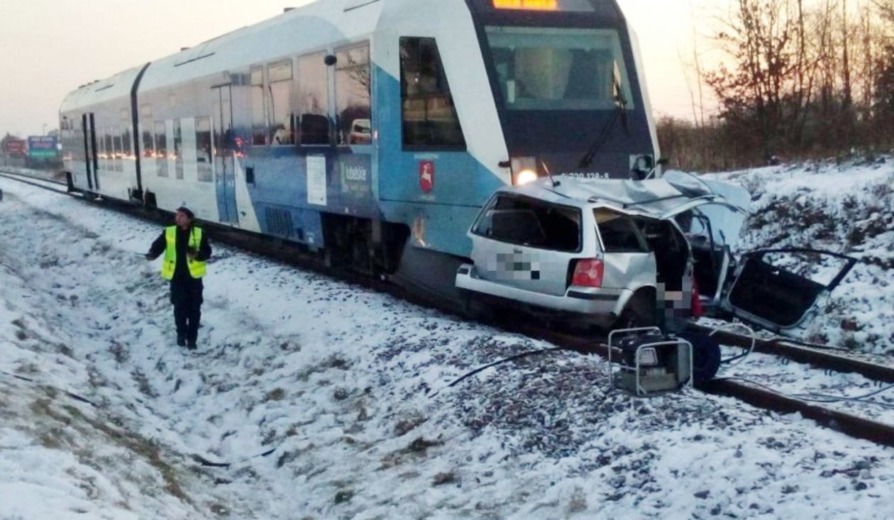  Wypadek na przejeździe kolejowym w Rzeszowie (zdjęcie 1) - Autor: Podkarpacka Policja