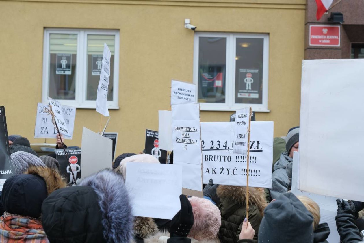  Protest pracowników sądów i prokuratury (zdjęcie 7) - Autor: Maciej Kaczanowski