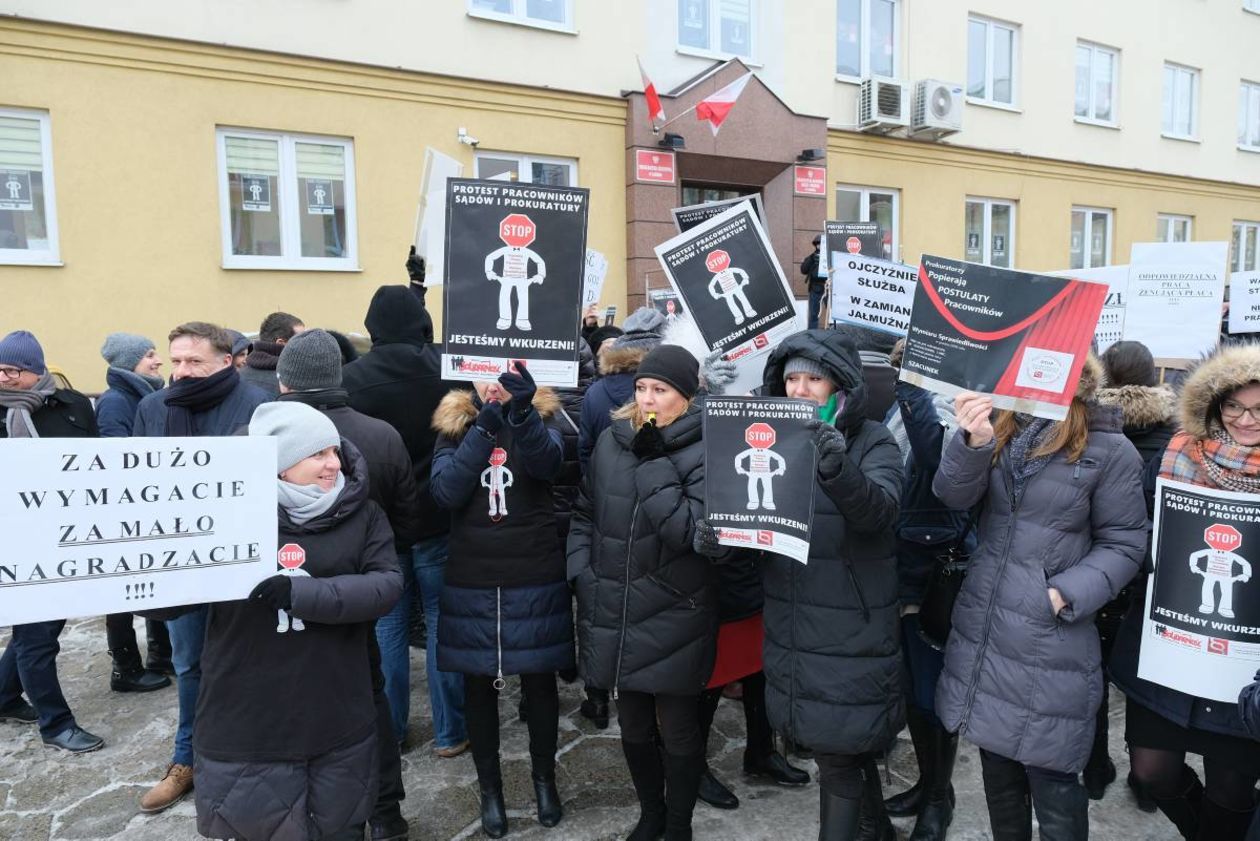  Protest pracowników sądów i prokuratury (zdjęcie 5) - Autor: Maciej Kaczanowski