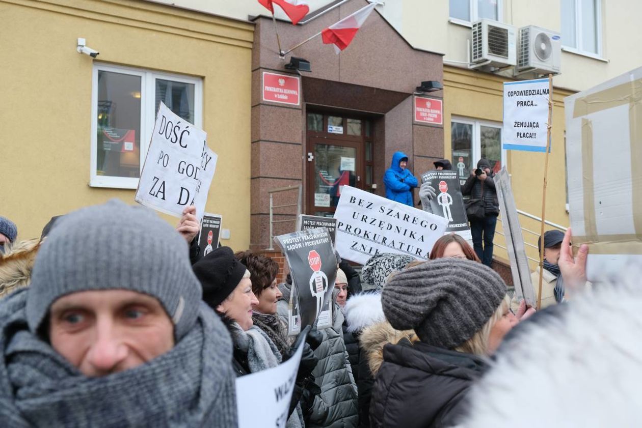  Protest pracowników sądów i prokuratury (zdjęcie 4) - Autor: Maciej Kaczanowski