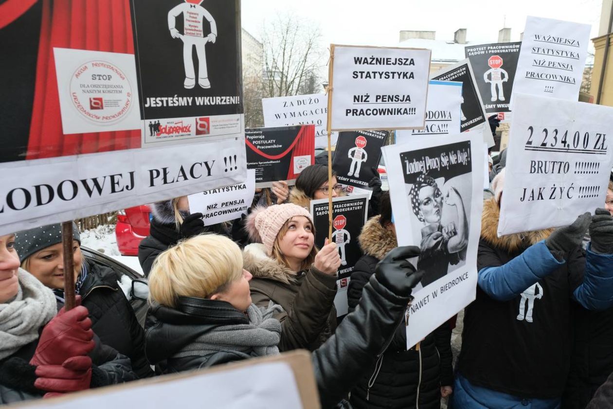  Protest pracowników sądów i prokuratury (zdjęcie 8) - Autor: Maciej Kaczanowski