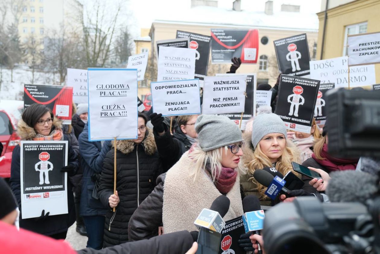  Protest pracowników sądów i prokuratury (zdjęcie 14) - Autor: Maciej Kaczanowski