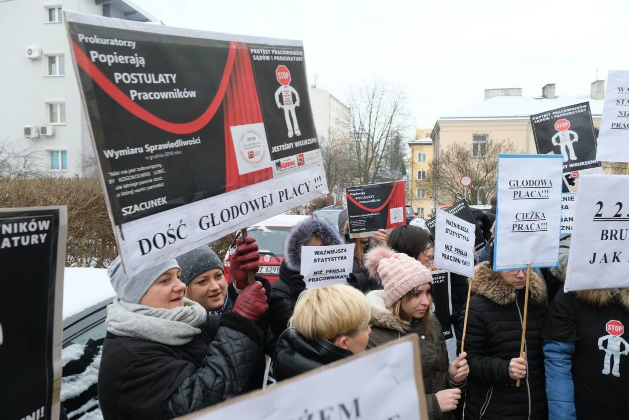  Protest pracowników sądów i prokuratury (zdjęcie 11) - Autor: Maciej Kaczanowski
