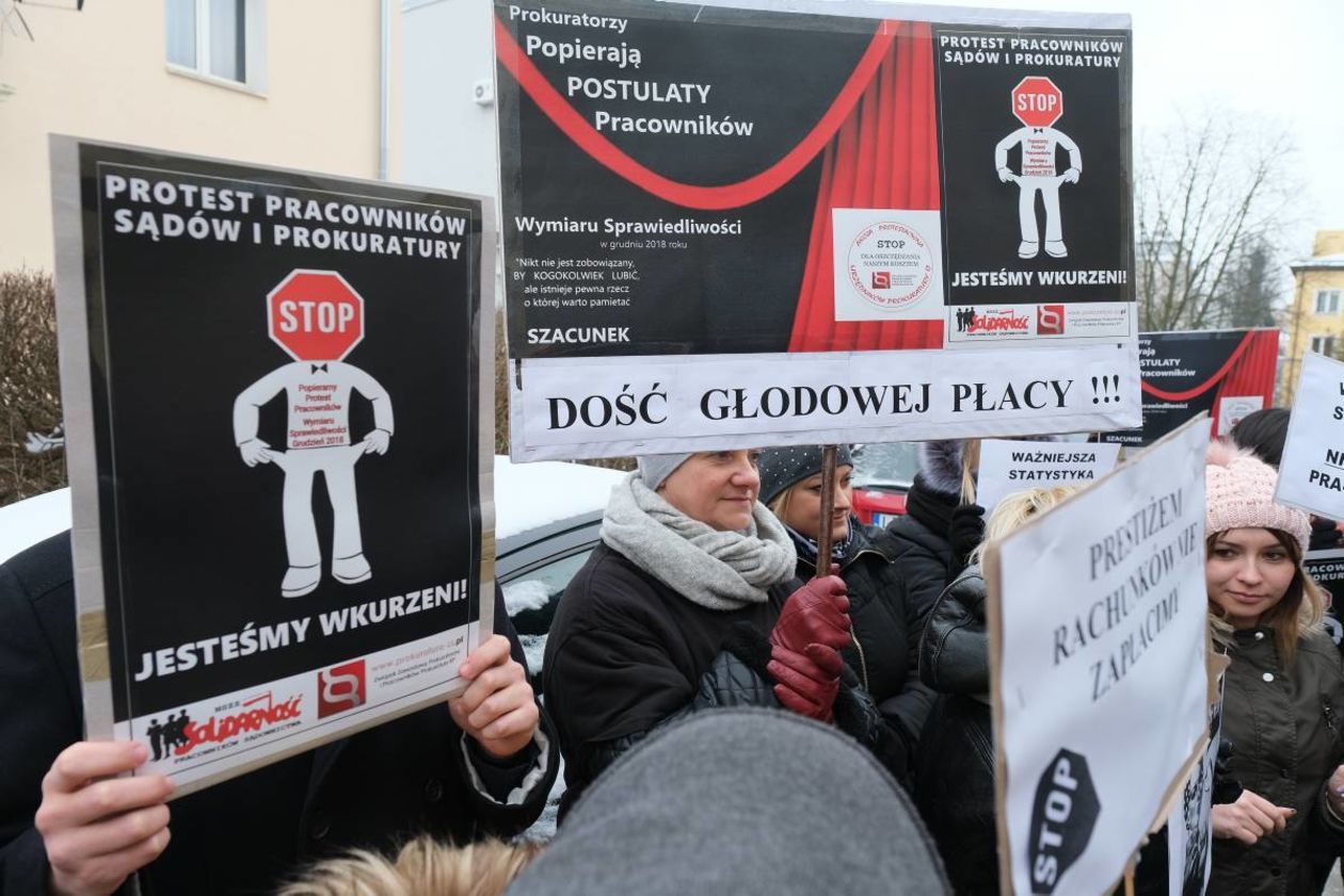  Protest pracowników sądów i prokuratury (zdjęcie 9) - Autor: Maciej Kaczanowski
