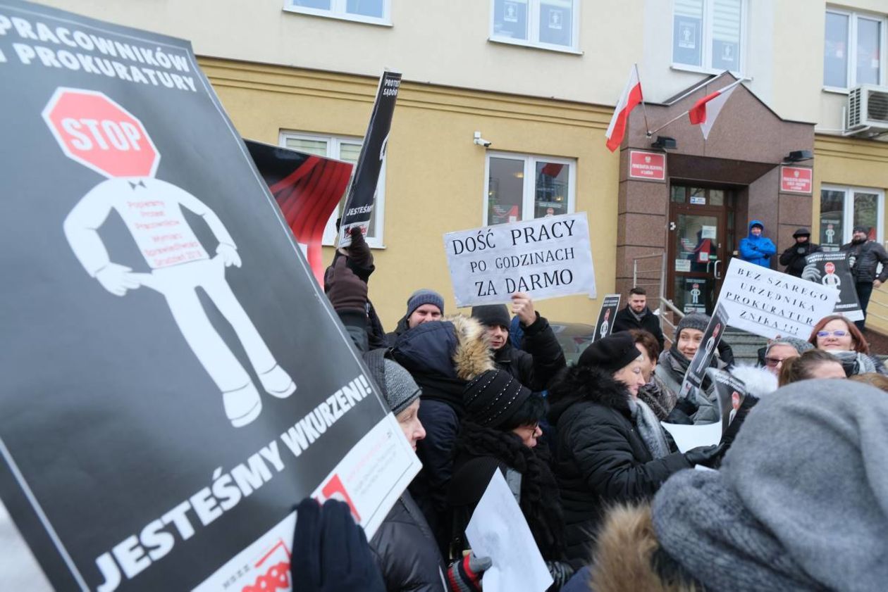  Protest pracowników sądów i prokuratury (zdjęcie 3) - Autor: Maciej Kaczanowski