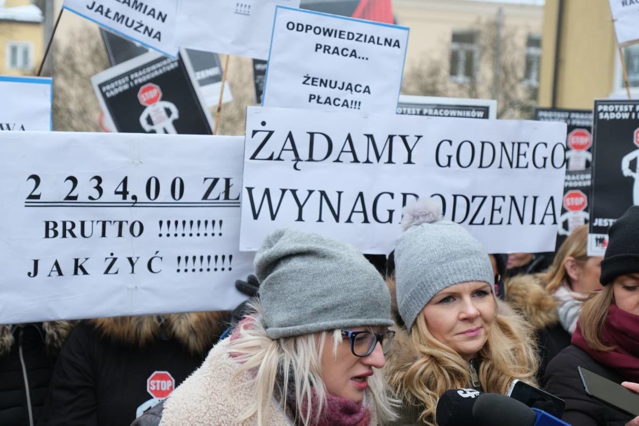  Protest pracowników sądów i prokuratury (zdjęcie 13) - Autor: Maciej Kaczanowski