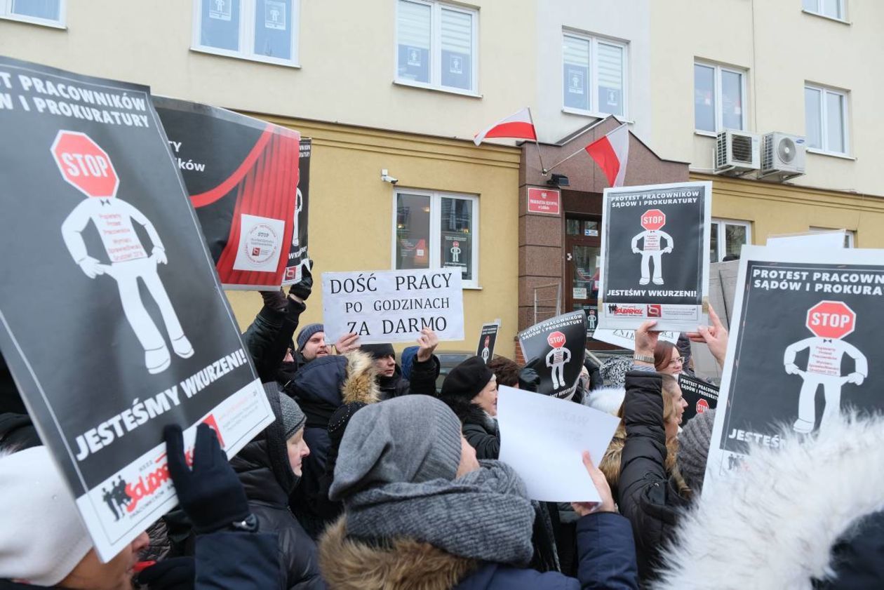  Protest pracowników sądów i prokuratury (zdjęcie 2) - Autor: Maciej Kaczanowski