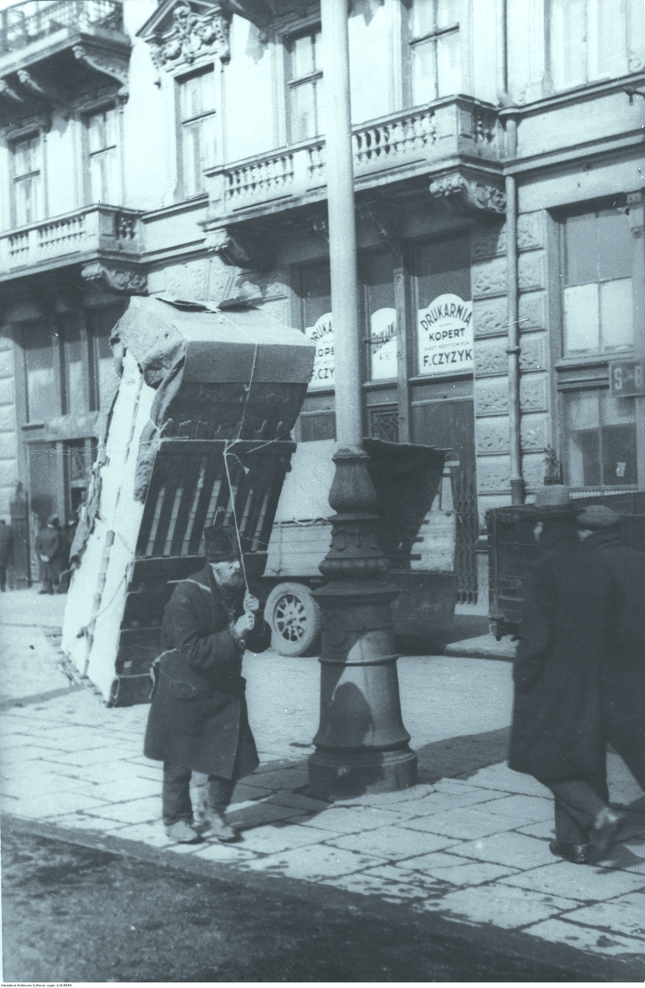  <p>Żydowski tragarz na warszawskiej, przedwojennej ulicy. Identycznie wyglądali w&oacute;wczas lubelscy</p>
<p>&nbsp;</p>
