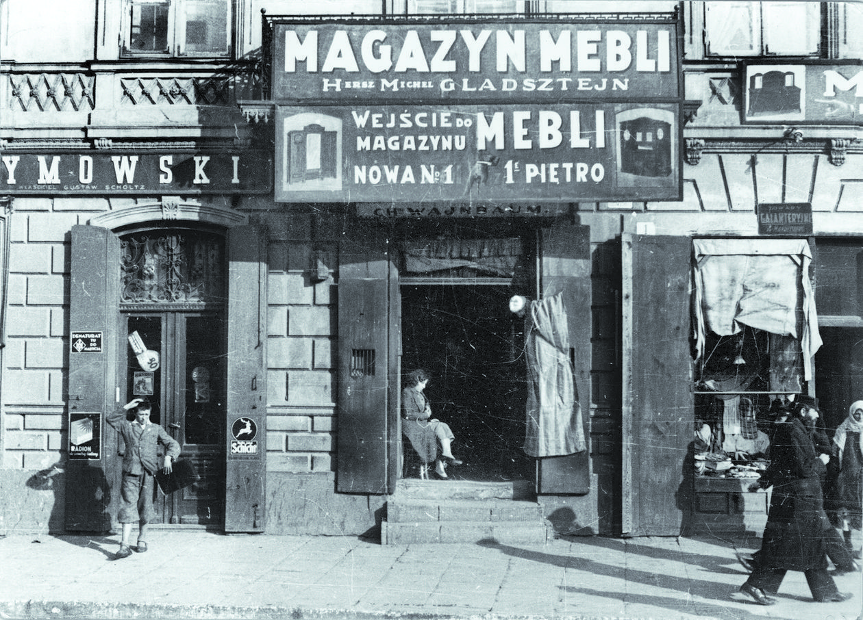  <p> Zdjęcie sklepu meblowego przy ul. Nowej w Lublinie zostało zrobione blisko 10 lat po tym, jak właściciel wypisał zaświadczenie tragarzowi. Stąd zmiana w adresie. Firma ta sama</p>
<p>&nbsp;</p>
