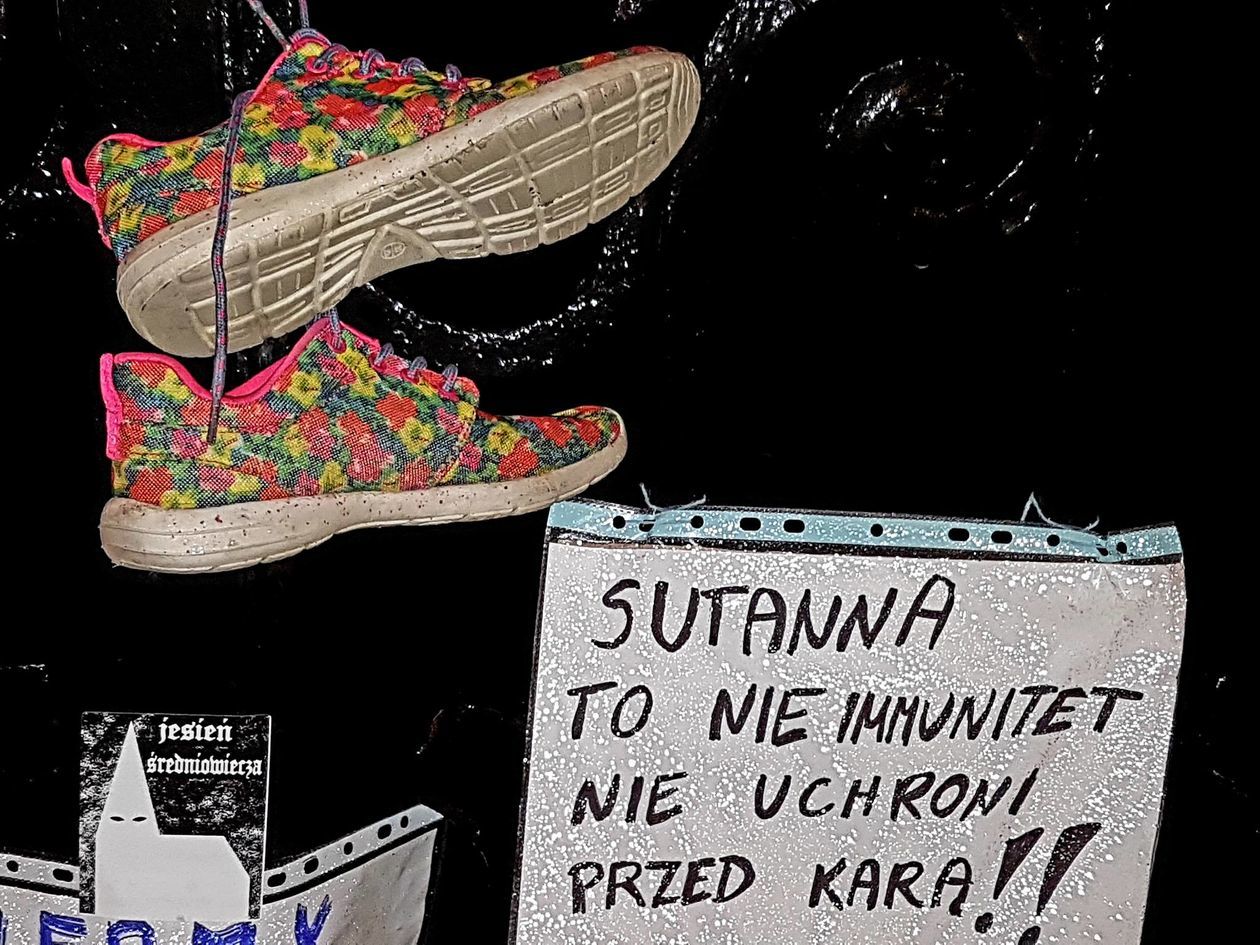  Dziecięce buty na bramie kurii w Lublinie (zdjęcie 4) - Autor: Ogólnopolski Strajk Kobiet - Lublin