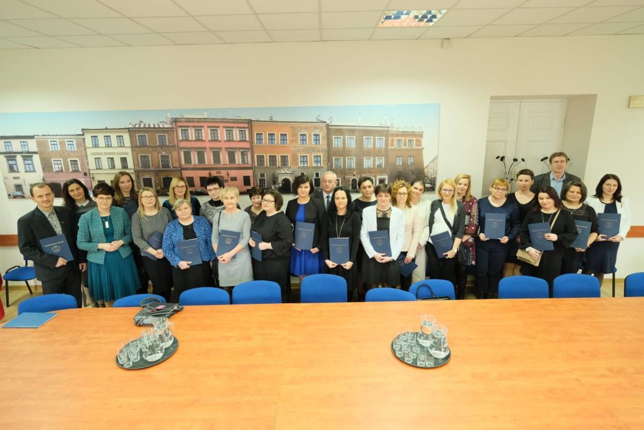  Nauczyciele dyplomowani w lubelskim kuratorium (zdjęcie 1) - Autor: Maciej Kaczanowski