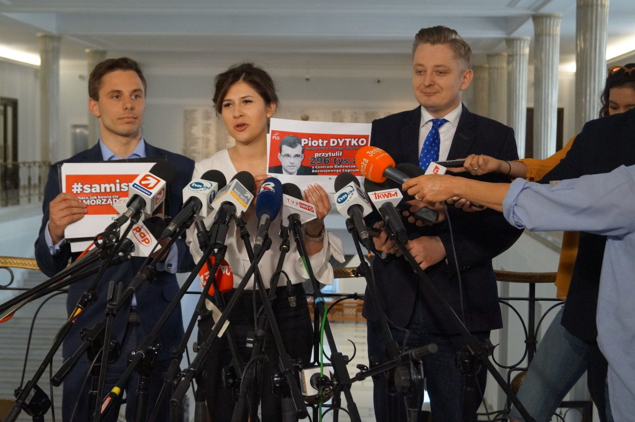  <p><strong>S</strong> jak Sami swoi&nbsp;</p>
<p>Kampania, kt&oacute;rej PiS się nie spodziewał &ndash; ocenia &bdquo;Rzeczpospolita&rdquo;. Okazało się bowiem, że mała grupa działaczy PSL &ndash; z szefem młodzież&oacute;wki Miłoszem Motyką na czele &ndash; wykorzystała media społecznościowe jako zab&oacute;jczą broń wobec PiS. Przeprowadzona przez ludowc&oacute;w akcja &bdquo;Sami Swoi&rdquo; pokazywała zawrotne zarobki radnych i polityk&oacute;w Prawa i Sprawiedliwości w terenie &ndash; rekordzista przekroczył 1,5 mln zł. Zarabiano gł&oacute;wnie na wysokich stanowiskach u państwowych gigant&oacute;w takich jak Orlen, Lotos, KGHM, PGNiG, PGE, Energa, Grupa Azoty czy BGK.</p>
<p>&ndash; Lekka robota to nie była &ndash; przekopać się przez oświadczenia radnych wszystkich wojew&oacute;dztw. Sprawdziliśmy większość powiat&oacute;w &ndash; przyznał w rozmowie z Weekend.Gazeta.pl Miłosz Motyka.</p>
<p>W efekcie Jarosław Kaczyński nakazał działaczom wyb&oacute;r: albo intratne posady, albo kandydowanie w wyborach. Tych, kt&oacute;rzy wybrali to pierwsze, często po wyborach posyłano na zieloną trawkę. Bo zn&oacute;w nie ma zapotrzebowania na &bdquo;bezpartyjnych&rdquo; fachowc&oacute;w.</p>