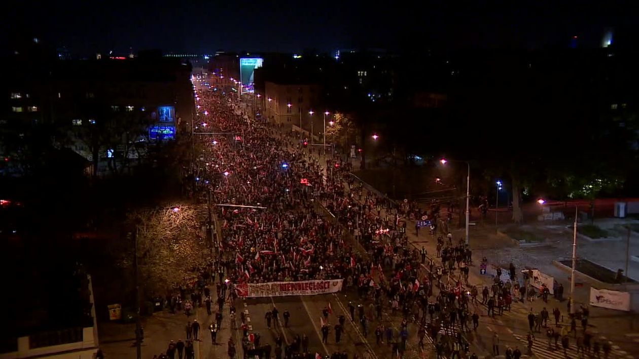  <p><strong>M</strong> jak Marsz Niepodległości</p>
<p>Wielotysięczny marsz zwołany na 11 listopada przez prezydenta RP wił się jak wielki wąż ulicami Warszawy. Byłoby pięknie, gdyby nie to, że ogon mu się palił.</p>