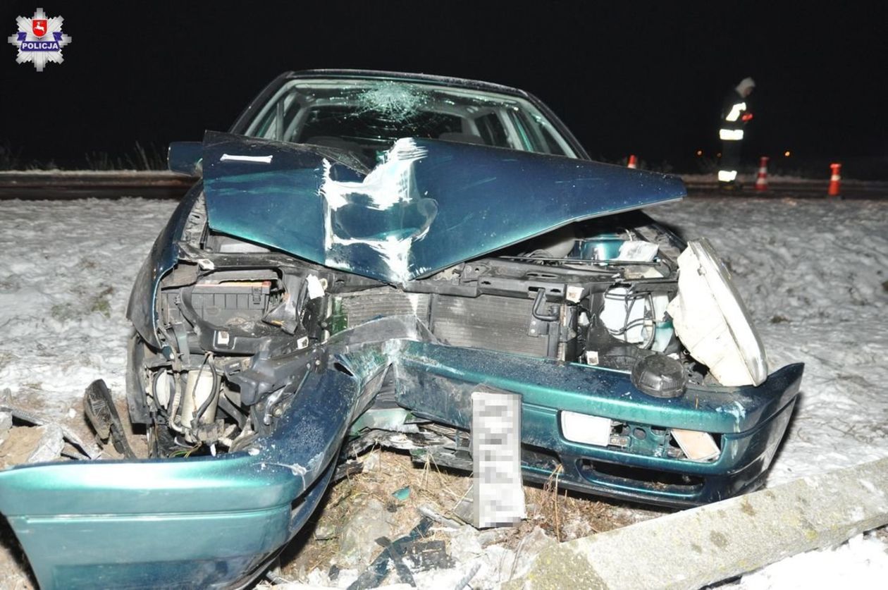  Ryki: Samochód ściął latarnię (zdjęcie 1) - Autor: Policja