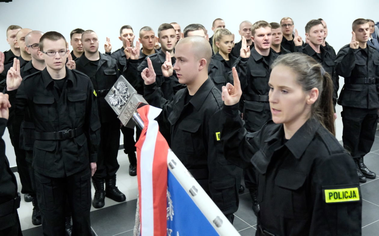  Ślubowanie policjantów w KMP Lublin (zdjęcie 3) - Autor: Maciej Kaczanowski
