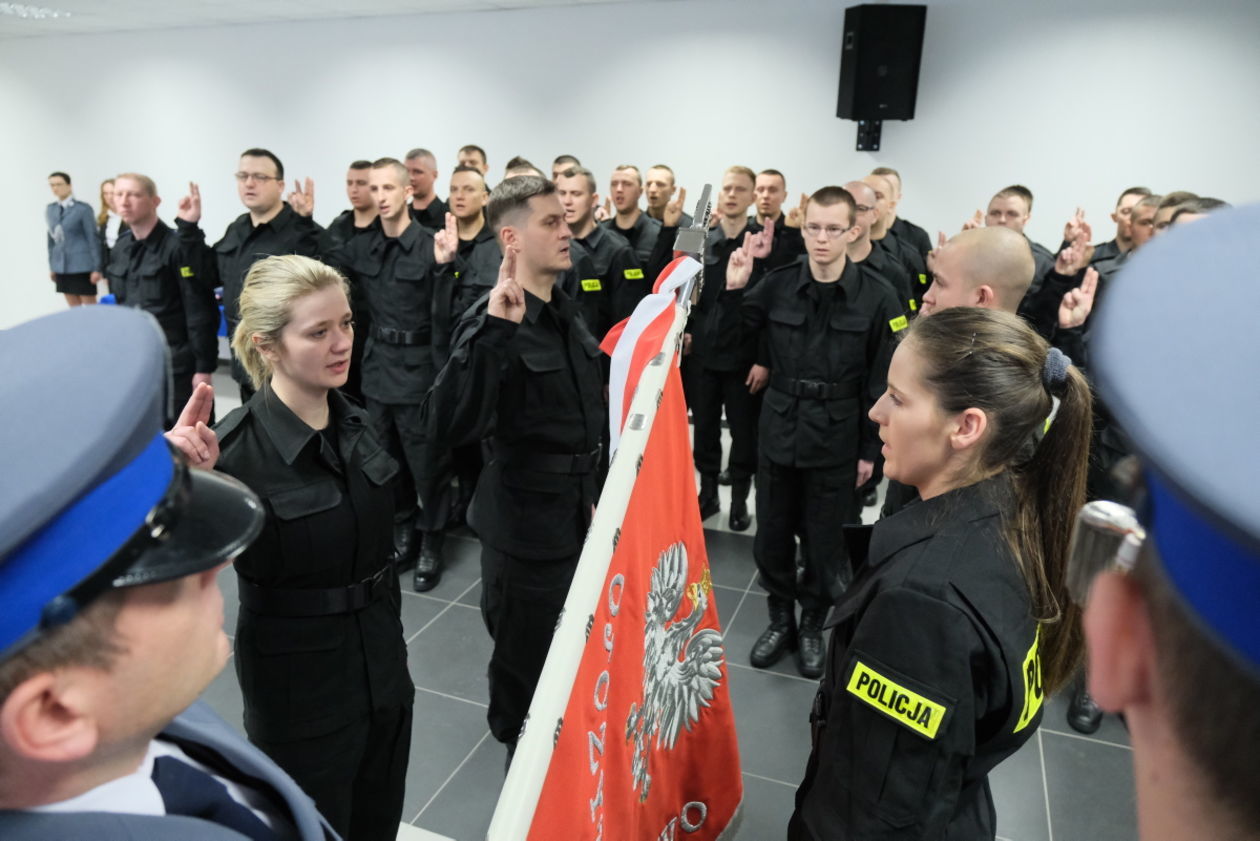  Ślubowanie policjantów w KMP Lublin (zdjęcie 1) - Autor: Maciej Kaczanowski