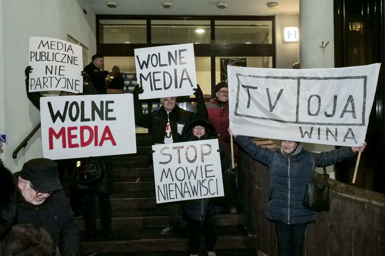  Protest KOD w obronie wolnych mediów  (zdjęcie 2) - Autor: Krzysztof Mazur