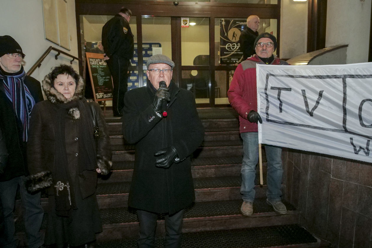  Protest KOD w obronie wolnych mediów  (zdjęcie 10) - Autor: Krzysztof Mazur