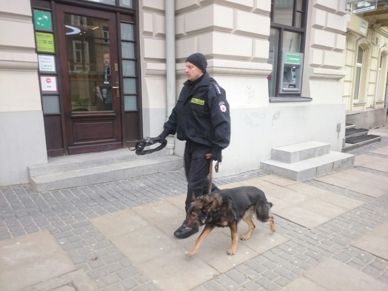  Alarm bombowy w budynku przy ul. Królewskiej w Lublinie (zdjęcie 3) - Autor: Maciej Kaczanowski