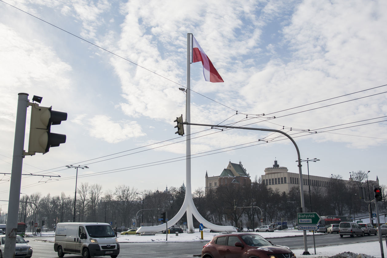  Zmiana flagi na Maszcie Niepodległości w Lublinie (zdjęcie 1) - Autor: Krzysztof Mazur