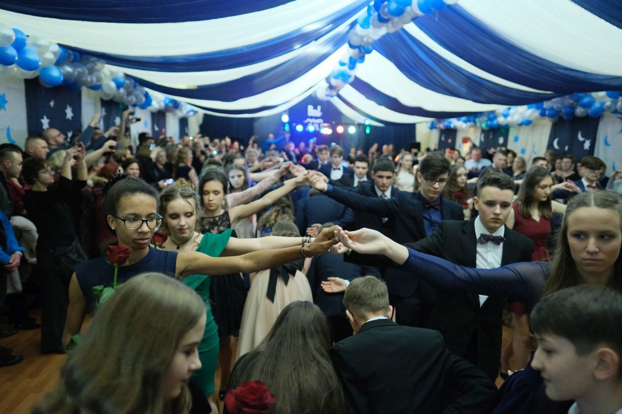  Bal gimnazjalny w Szkole Podstawowej nr 19 im. Józefa Czechowicza w Lublinie (zdjęcie 63) - Autor: Maciej Kaczanowski