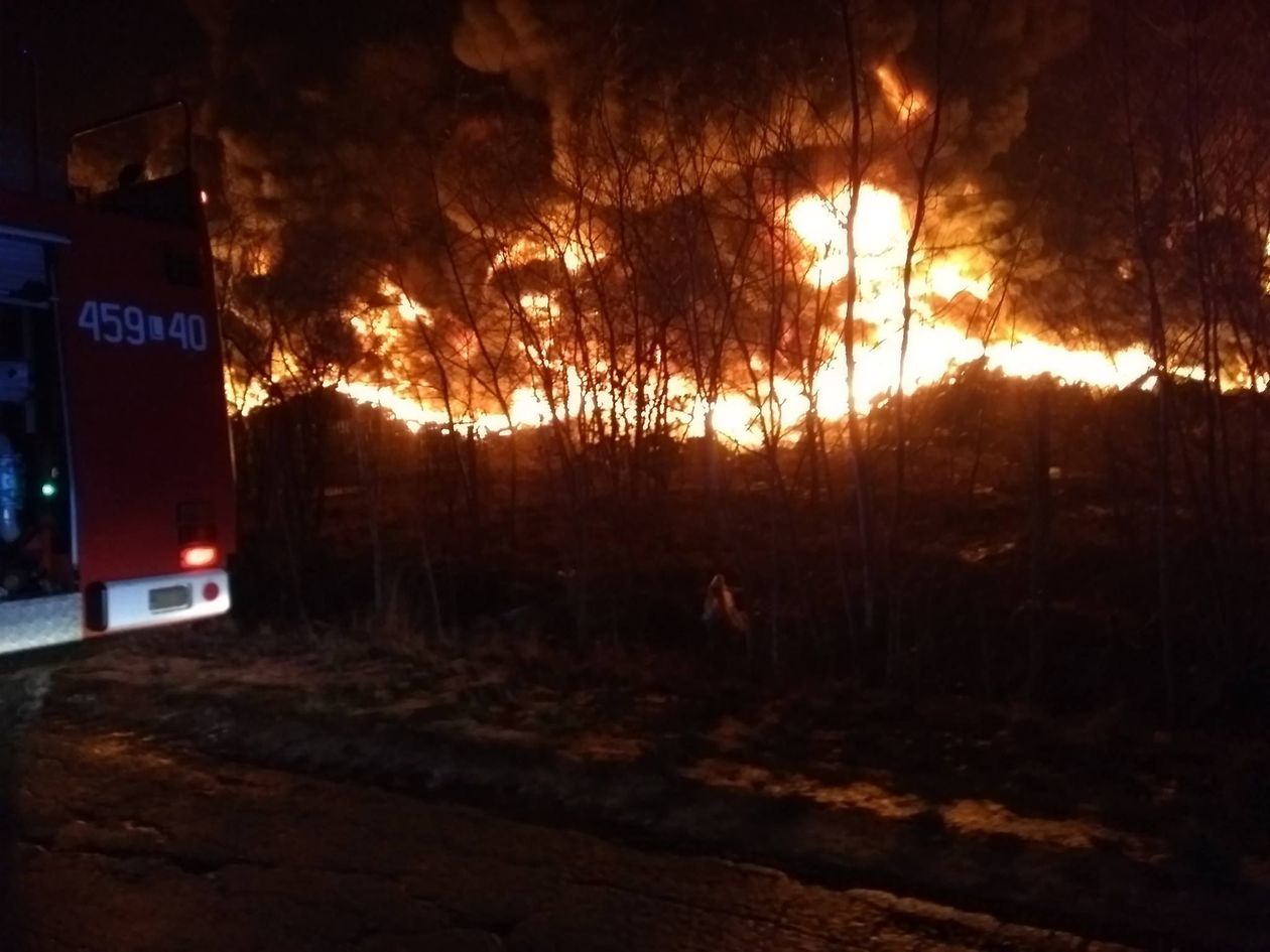 Serniki: Pożar składowiska opon (zdjęcie 23) - Autor: Ochotnicza Straż Pożarna w Ostrowie Lubelskim