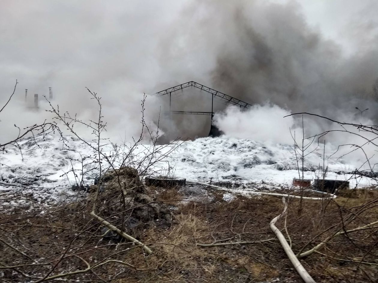  Serniki: Pożar składowiska opon (zdjęcie 19) - Autor: Ochotnicza Straż Pożarna w Ostrowie Lubelskim